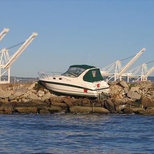 Boat aground in Alameda Nov 2007