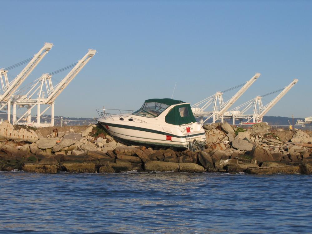 Boat aground in Alameda Nov 2007